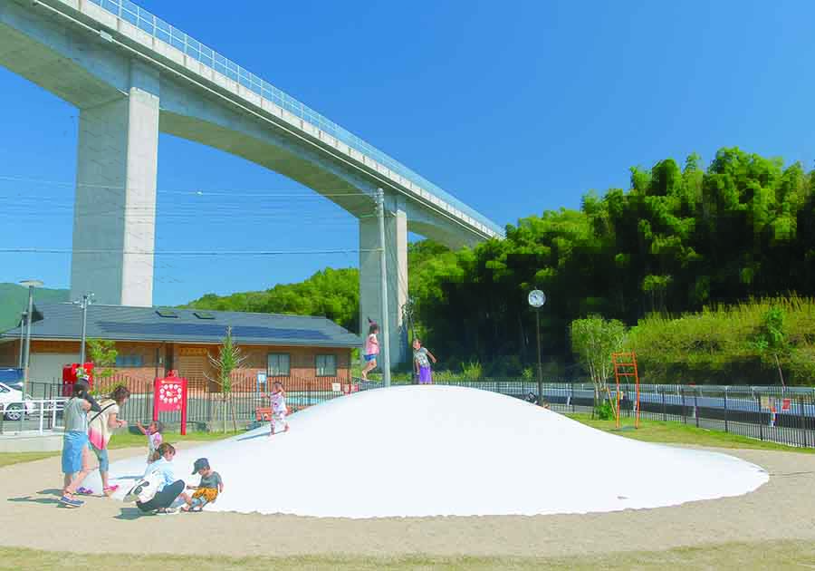 名古曽児童公園（ふわふわドーム）
